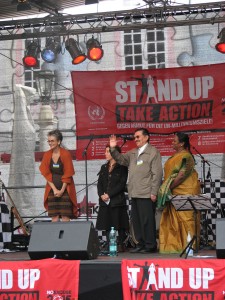 Von links: Frances Moore-Lappé, Dolmetscherin, Hans-Peter Dürr (Physiker und Friedensnobelpreisträger), indische Frauenrechtlerin und Vertreterin der Dalits Ruth Manorama